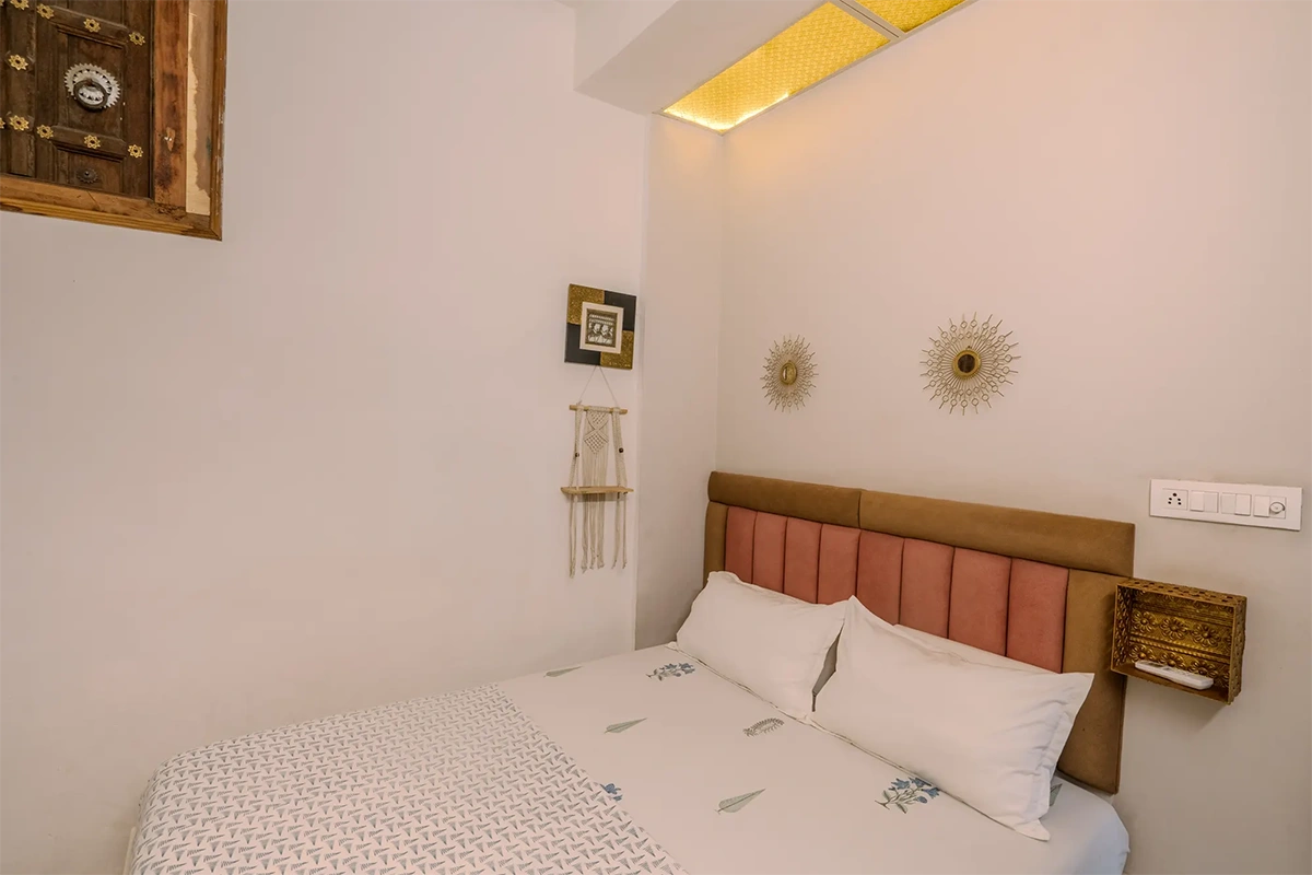 Lefort Jaipur Deluxe Artistic Room Bed